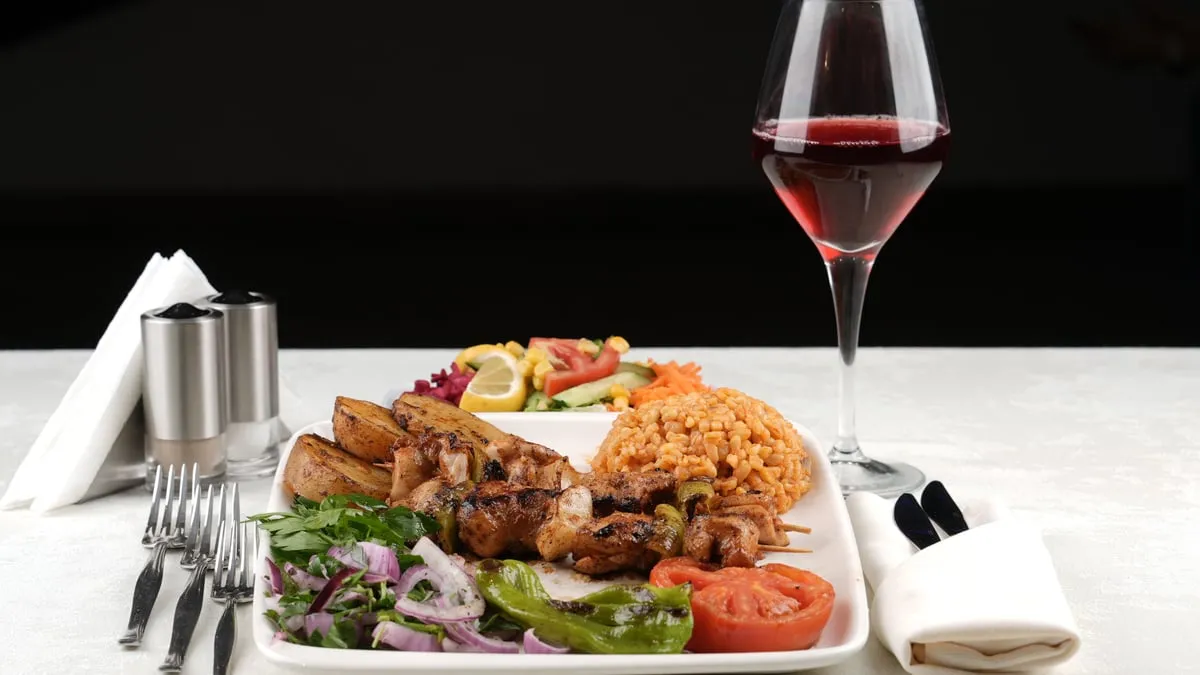 Chicken skewer main course with rice and seasonal salad on the AMOR Bosphorus dinner cruise
