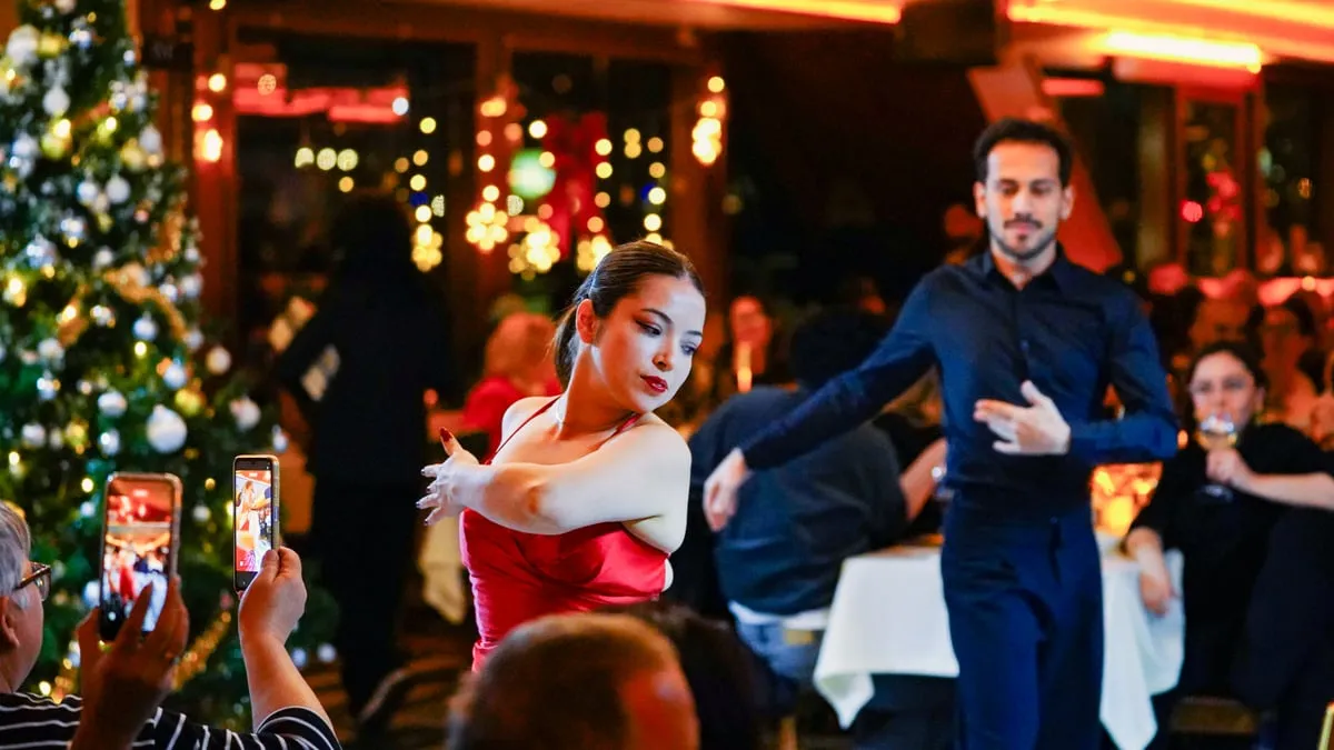 Couple dance performance between the tables on the AMOR Bosphorus dinner cruise