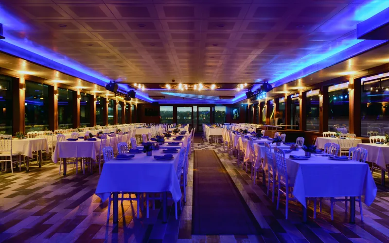 AMOR salon lighting before guests arrive