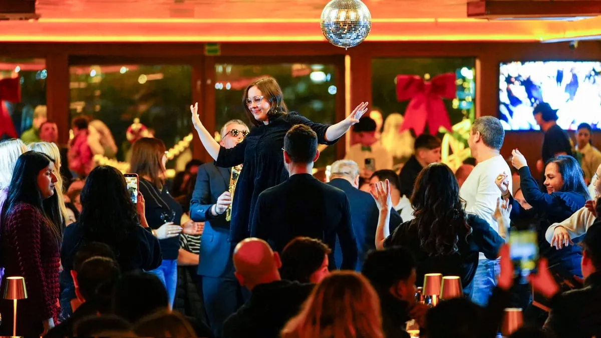Guests dancing and celebrating on the AMOR Bosphorus dinner cruise dance floor