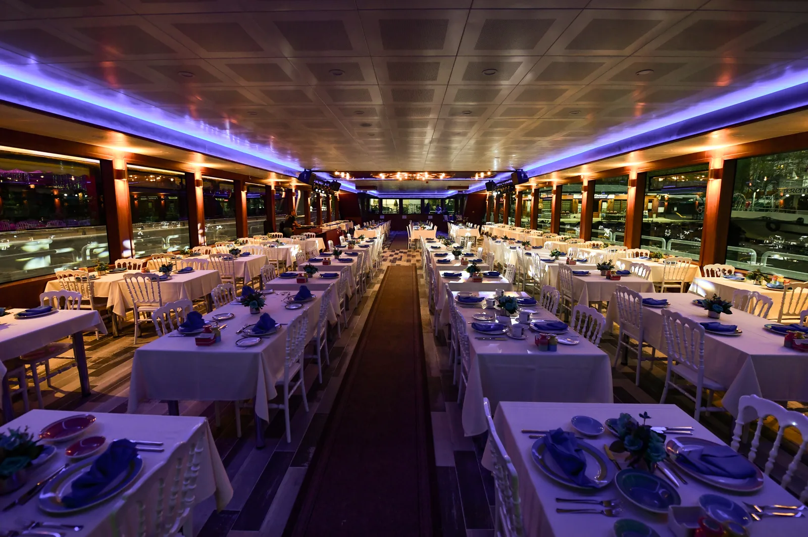 Wide view of the full AMOR salon ready for dinner
